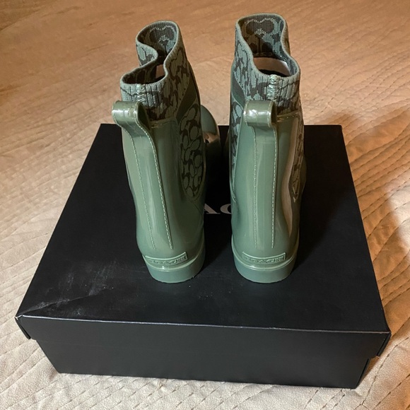 Turf like green Coach boots - Picture 2 of 5